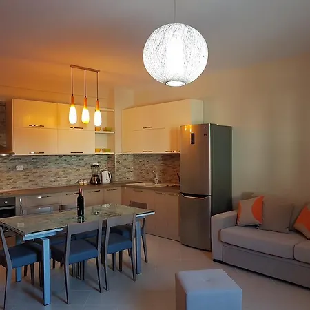Flori Apartment *